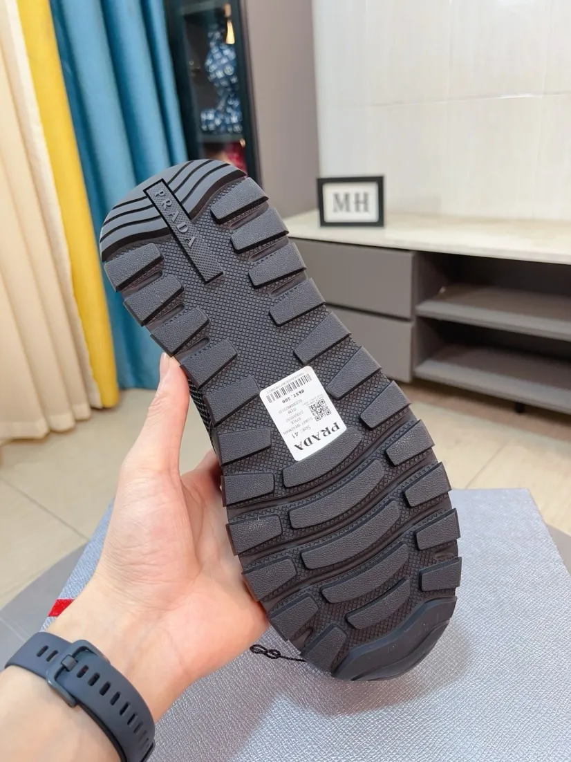 Men's shoes 💰580🌹🌹High-quality new Prada counters are launched simultaneously. The new men's shoes and 😘fabrics are selected from imported mesh and glue-spraying technology. Imported cowhide lining. 👍🏿High-end☄️Open-molded non-slip rubber outsole, exquisite lines, simple and elegant, comfortable and high-end for leisure travel. Code number: 38 to 44